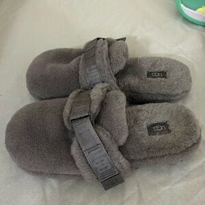 Ugg fuzzy Slippers size 9 gently worn